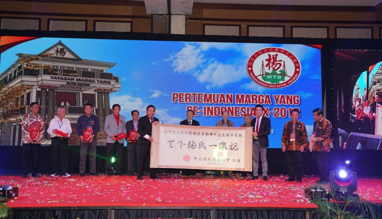 no.13 DSC09504杨克林赠书法字幅予杨烈明会长后合影。_resize