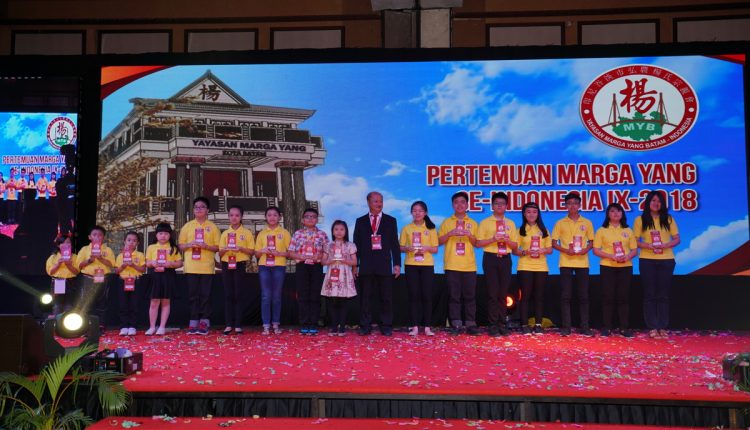 no.15 DSC09537巴淡弘农杨氏宗亲会副会长颁发小学至中学学生奖学金后合影。_resize