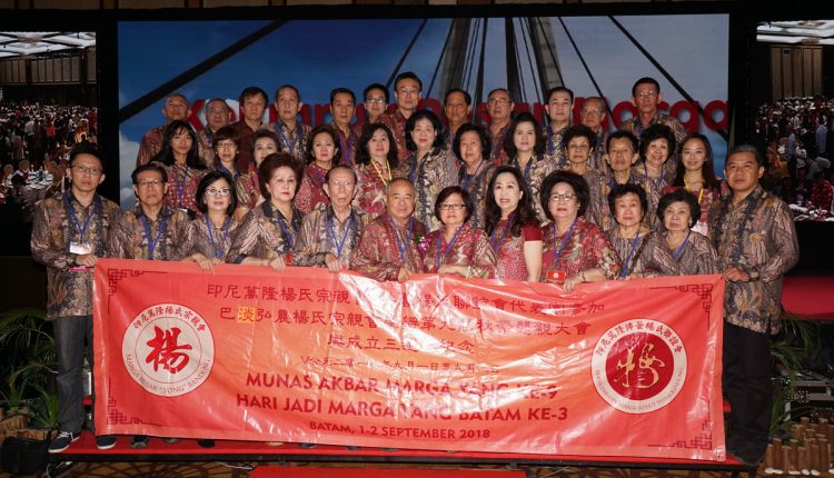 no.17DSC09365万隆杨氏宗亲会主席杨万鸿、万隆佛昙杨氏联谊会杨振兴和宗亲们合影。_resize