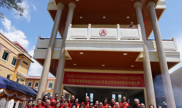 no.18 DSC09275DSC09275 印尼杨氏宗亲总会宗亲及理事们祭祖后在巴淡杨氏公会大厦前合影。_resize