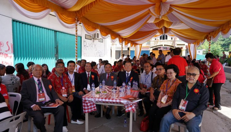 no.19 DSC09244左起：杨享星（新加坡）、杨利财（吉里汶）、杨金汉、杨烈明、杨克林、杨秀珍和新加坡、大马杨氏宗亲领导等合影_resize