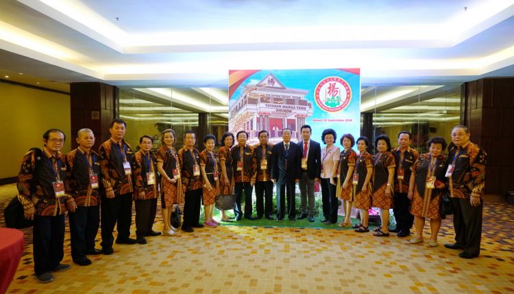 no.20 DSC09341杨克林、杨金汉、杨秀珍、杨玉权和雅加达杨氏宗亲理事们合影。宗亲_resize