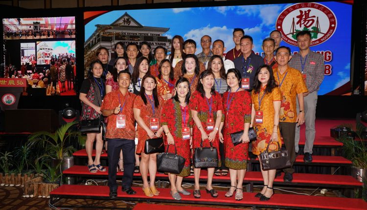 no.3 DSC09382石叻班让杨氏宗亲会理事们合影_resize