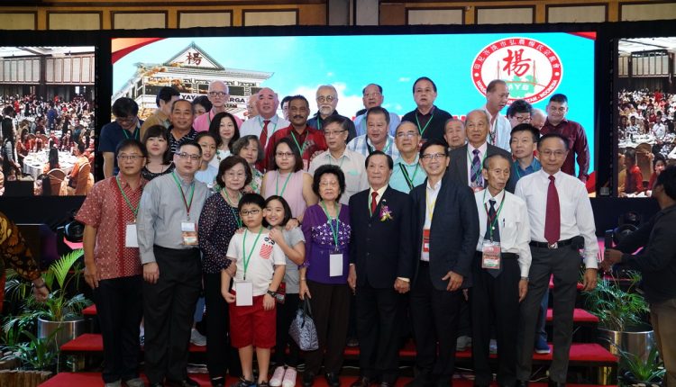 no.4DSC09371新加坡杨氏总会会长杨志光和理事及宗亲们合影_resize
