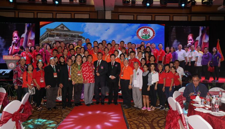 no.5DSC09384大马杨氏联合总会杨声侨会长和宗亲们合影_resize