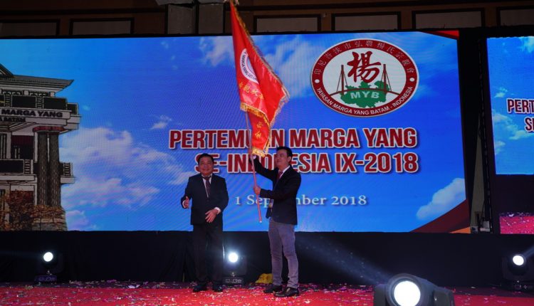 no.7DSC09542杨烈明移交会旗予印尼杨氏宗亲总会副主席杨金汉_resize