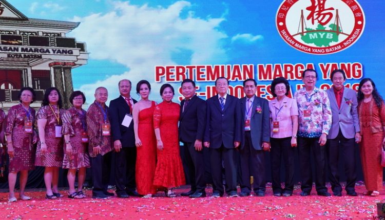 no.8 DSC09565 杨克林（右七）起杨烈明伉俪、杨锦标伉俪、杨振兴等杨金汉（右起）杨源泉伉俪、杨惠明、杨秀珍等和万隆宗亲们合影。_resize