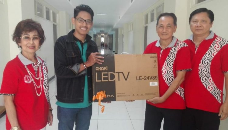 余鑫烈授予电视机捐血幸运者-1024×768