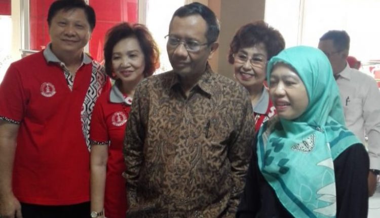 叶振欣乡贤陪同Mahfud-MD参观献血活动-768×1024