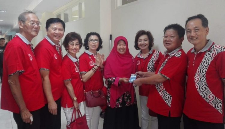 李尚菲乡贤授予一位五百万盾奖学金捐血幸运者-1024×768