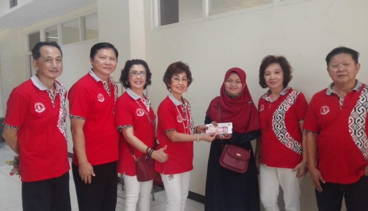 萧飞招主席授予第二位五百万盾奖学金捐血幸运者-1024×768