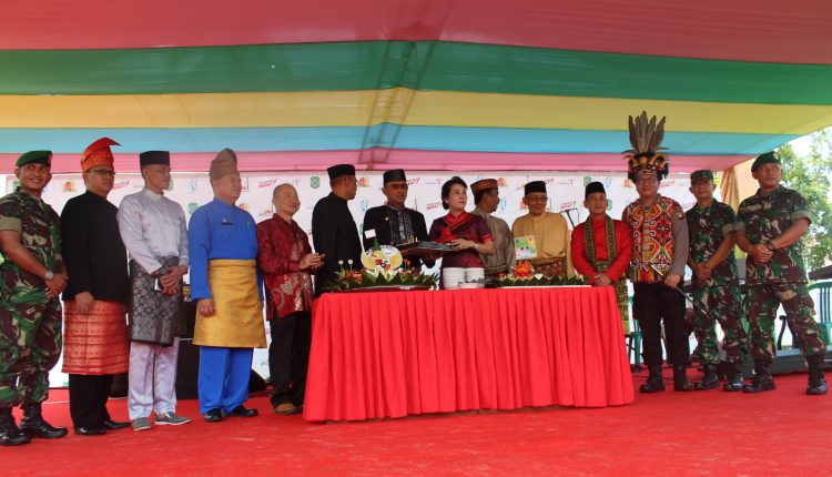 Peringatan Hari Jadi ke 17 Pemerintahan Kota Singkawang Berlangsung Meriah.Foto 2
