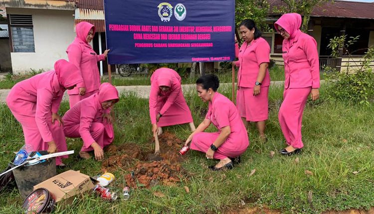 Ketua Bhayangkari Singkawang Ajak Masyarakat Antisipasi DBD.Foto 6