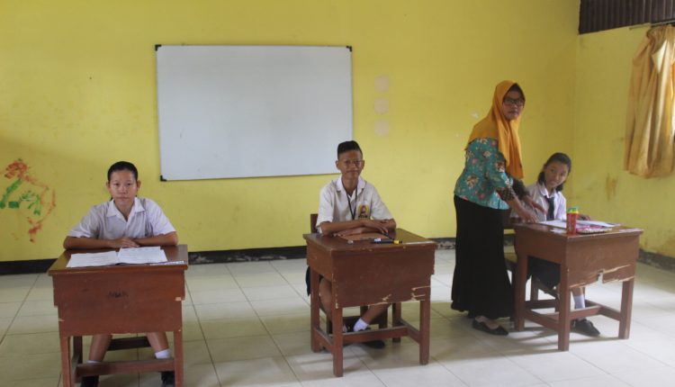Melihat Perjuangan Siswa SLB Singkawang Mengikuti Ujian Nasional.Foto 2