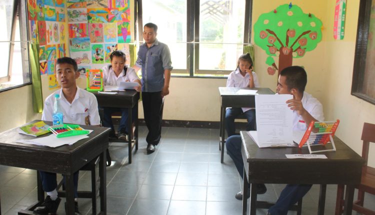 Melihat Perjuangan Siswa SLB Singkawang Mengikuti Ujian Nasional.Foto 5