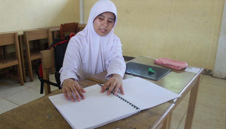 Melihat Perjuangan Siswa SLB Singkawang Mengikuti Ujian Nasional.Foto 8
