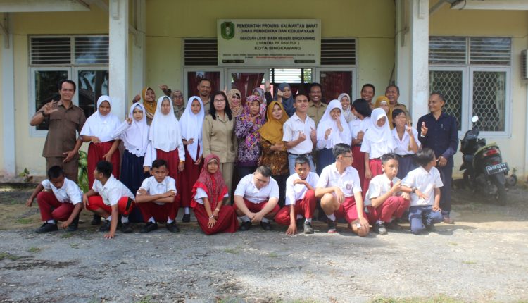 Melihat Perjuangan Siswa SLB Singkawang Mengikuti Ujian Nasional.Foto 9