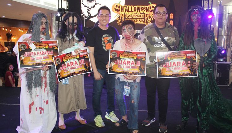 Singkawang Grand Mall Bekerjasama Dengan Kafe 27 Menggelar Kontes Kostum Halloween.Foto 1. Jpg
