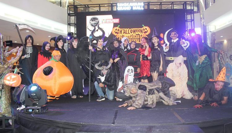 Singkawang Grand Mall Bekerjasama Dengan Kafe 27 Menggelar Kontes Kostum Halloween.Foto 2. Jpg