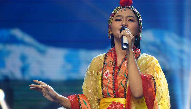 Putri Ayu Membawakan Lagu Mandarin (1)