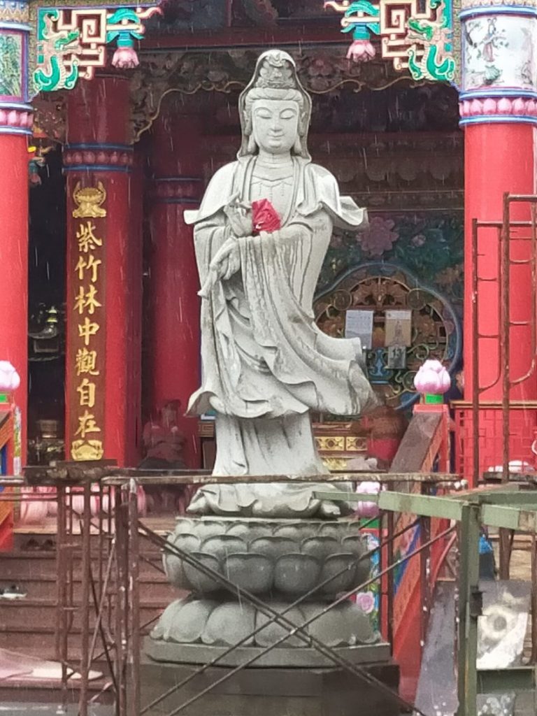 Umat Buddha Mensyukuri Pemasangan Pratima Dewi Kwan Im. Foto 7 Harian